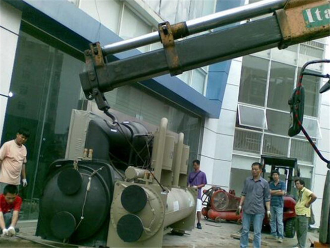 六枝特区随车吊和汽车吊的核心区别是什么？哪种更省钱？